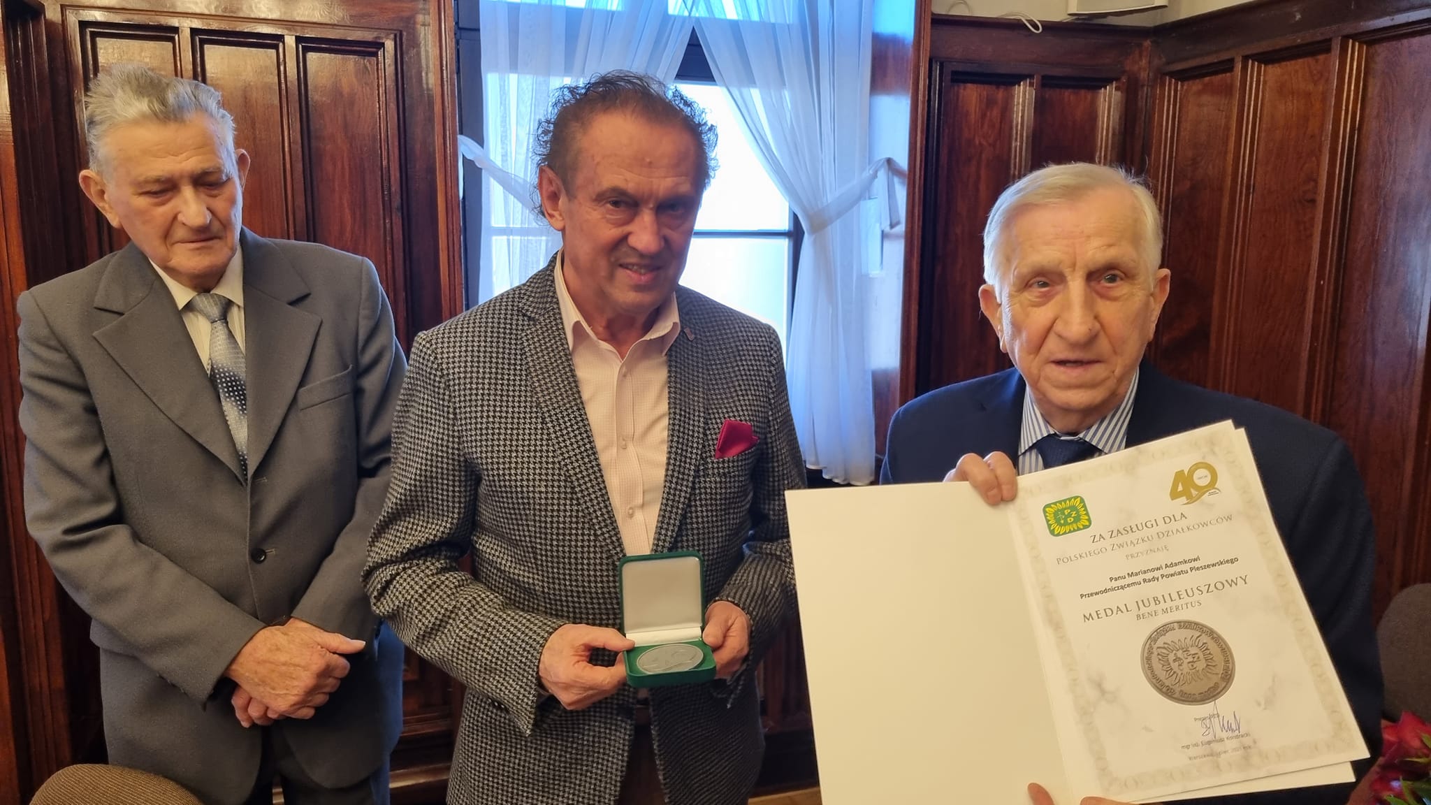 Wręczenie Medalu Jubileuszowego "Bene Meritus" za zasługi dla Polskiego Związku Działkowców wieloletniemu burmistrzowi Marianowi Adamkowi - obecnemu przewodniczącemu Rady Powiatu Pleszewskiego