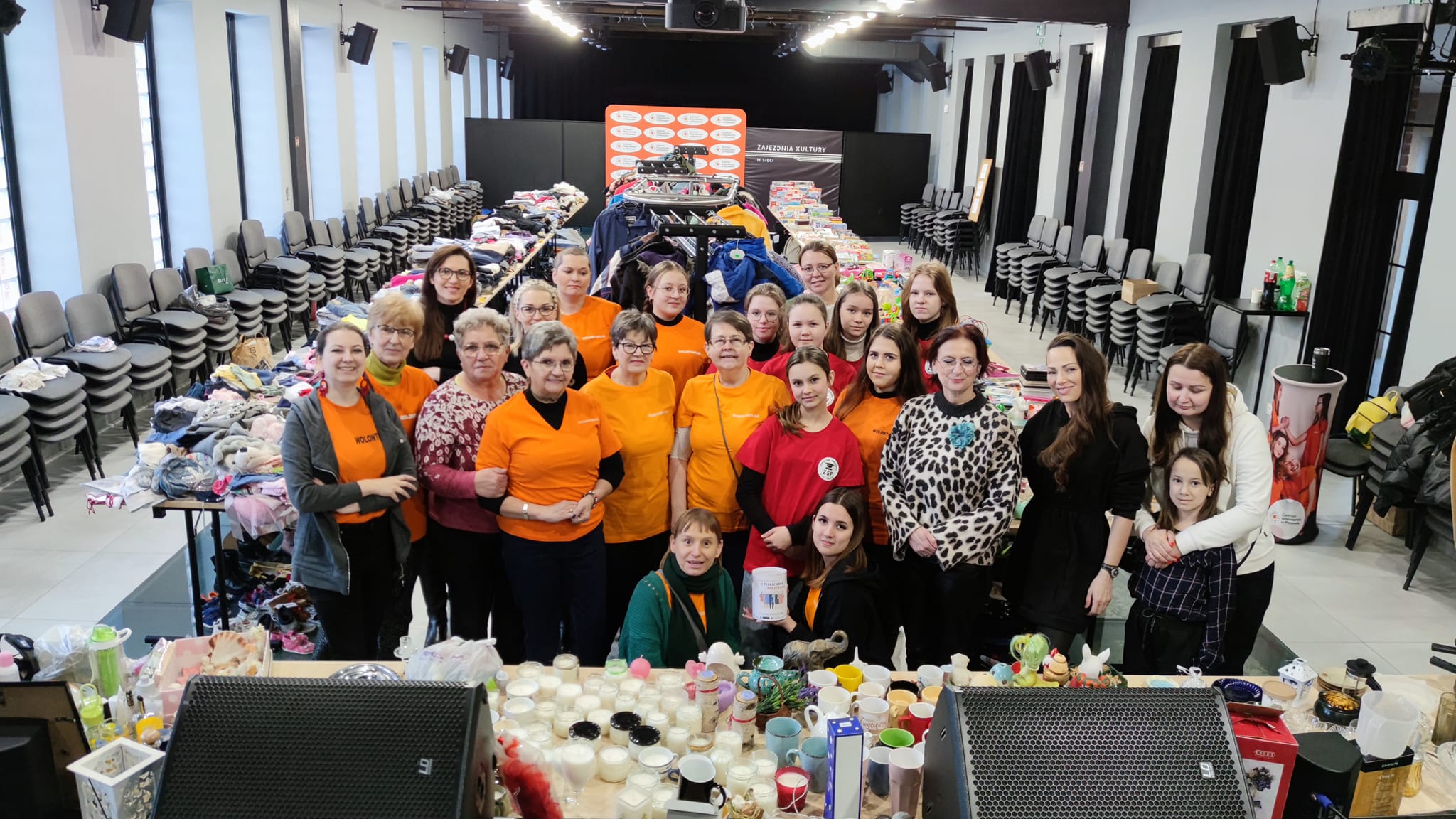 Organizatorzy oraz wolontariusze podczas II Pleszewskiej Garażówki odbywającej się w Zajezdni Kultury w Pleszewie w dniach 19-21 stycznia 2023 roku