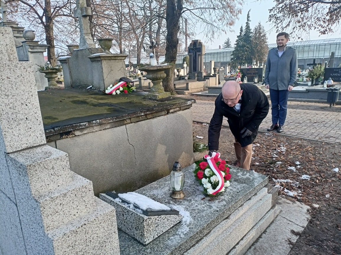 Złożenie kwiatów na grobie zamordowanego w czasie II wojny światowej kpt. Brunona Nikoleiziga - komendanta Pleszewskiego Obwodu AK