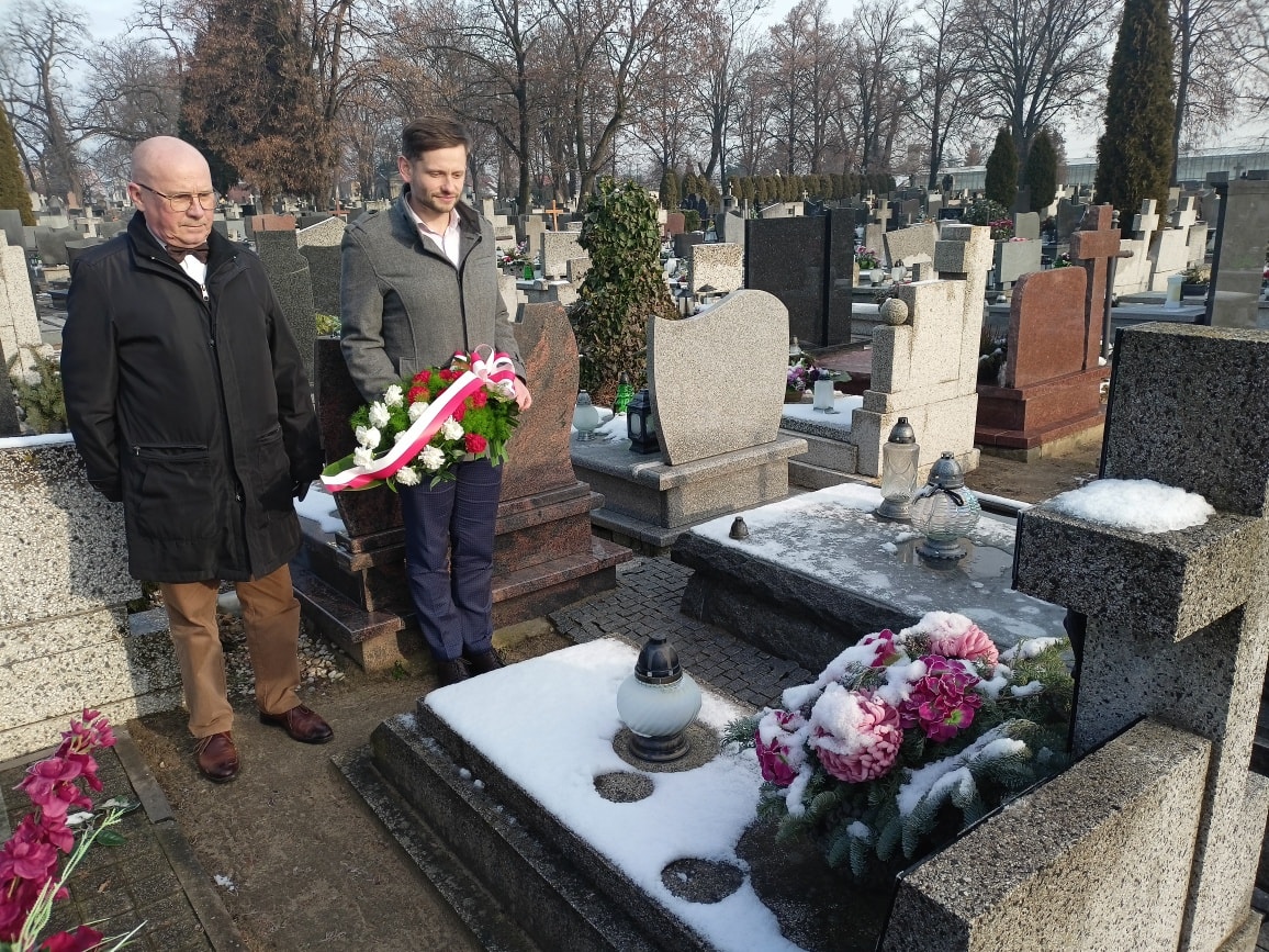 Złożenie kwiatów na grobie zamordowanego w czasie II wojny światowej Józefa Krychowskiego - czlonka ruchu oporu w czasie walk wyzwoleńczych w Pleszewie