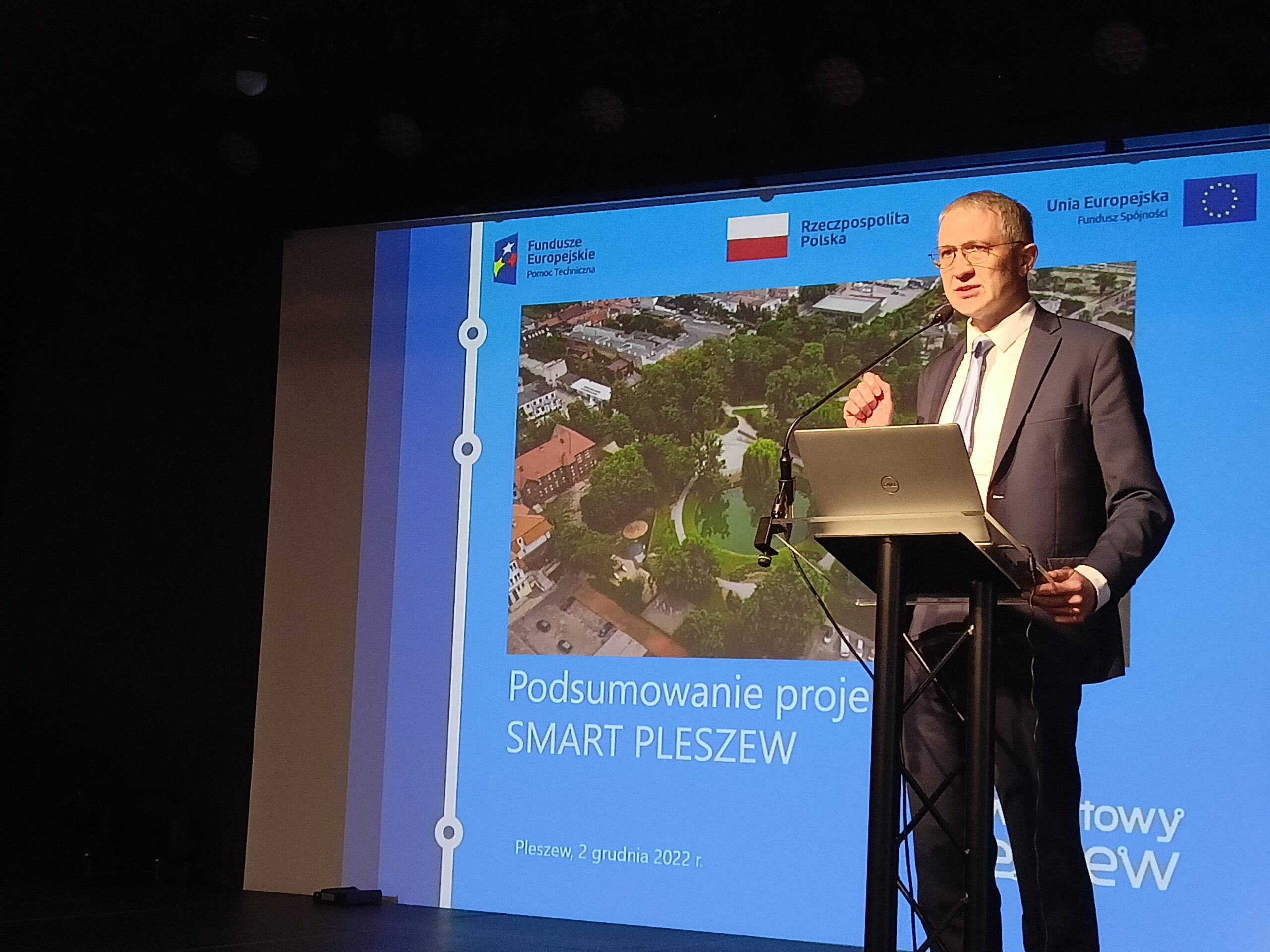 Przemówienie burmistrza MiG Pleszew Arkadiusza Ptaka podczas konferencji podsumowujacej projekt Smart Pleszew w Zajezdni Kultury w Pleszewie