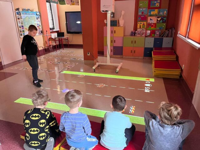 Korzystanie z interaktywnej podłogi w szkołach prowadzonych przez samorząd Miasta i Gminy Pleszew