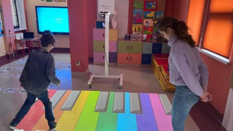 Korzystanie z interaktywnej podłogi w szkołach prowadzonych przez Miasto i Gminę Pleszew
