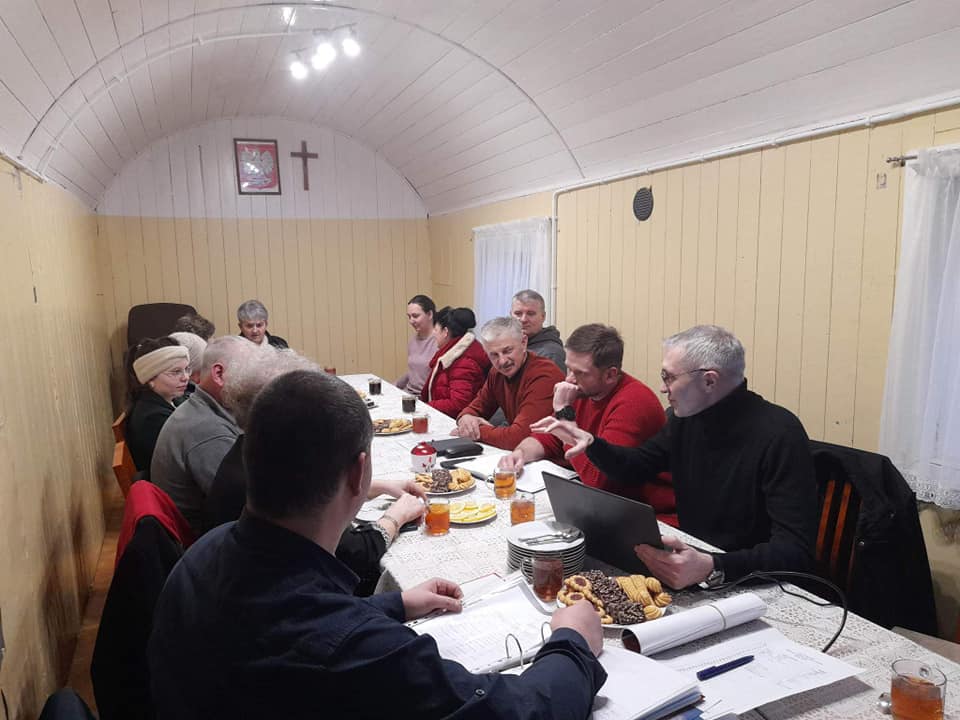 Fotografia przedstawia zebranych na spotkaniu sołeckim w Zawadach z udziałem burmistrza MiG Pleszew