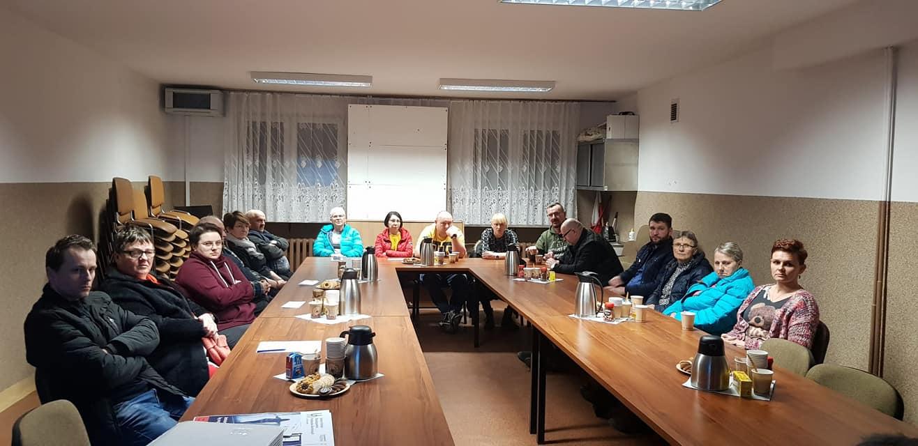 Zdjęcie przedstawia uczestników spotkania sołeckiego w gminie Pleszew z udziałem władz miasta i gminy.