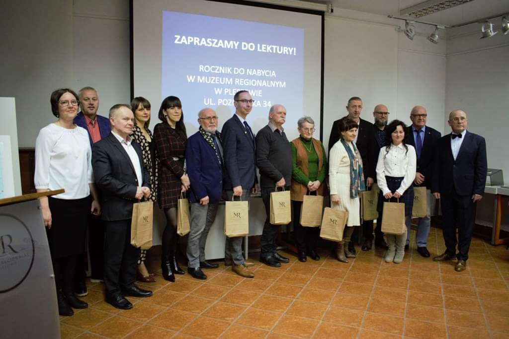 Na zdjęciu znajduje się zespół redakcyjny oraz autorzy artykułów znajdujących się w Roczniku Pleszewskim 2022