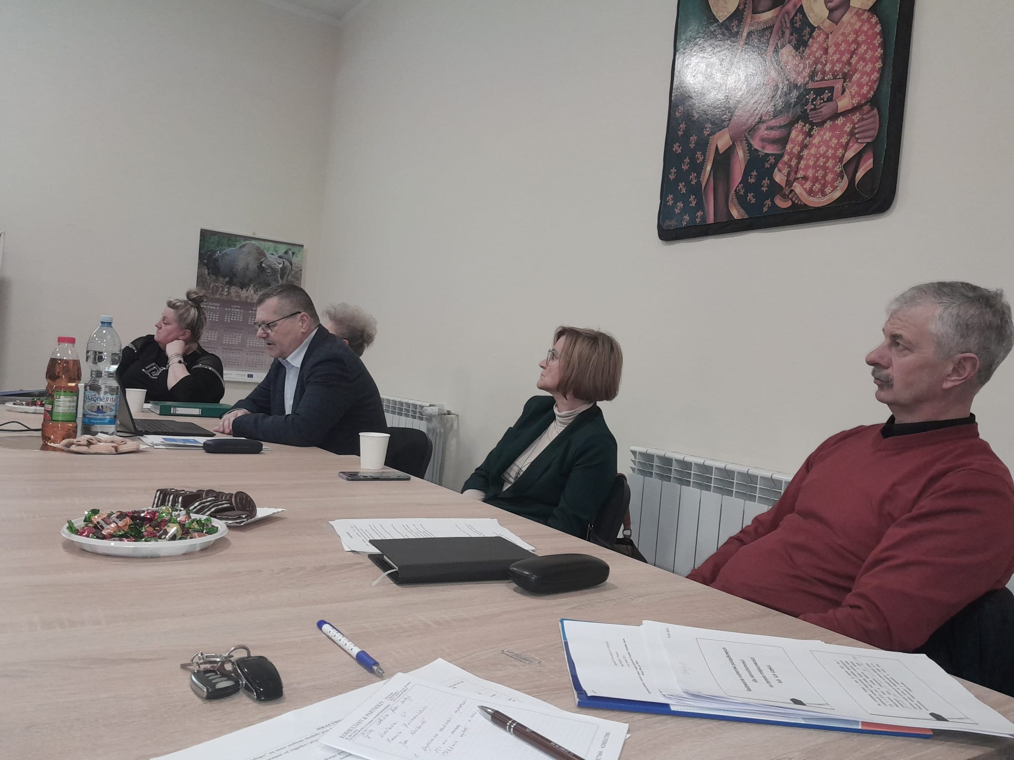 zdjęcie przedstawia władze miasta i gminy na zebraniu wiejskim w Lenartowicach