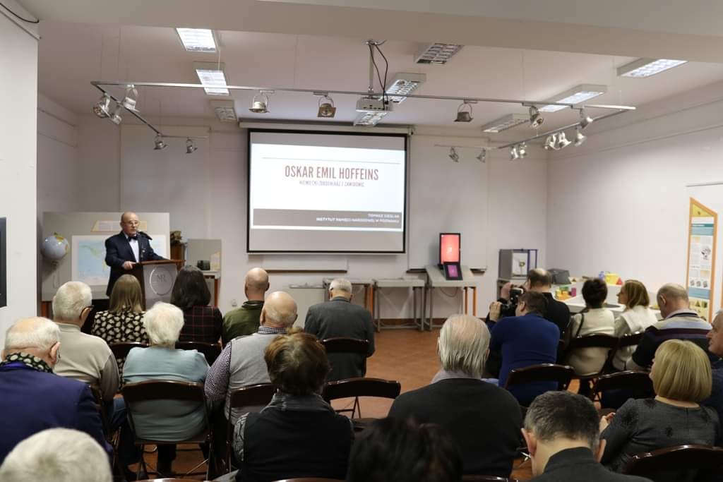 Na zdjęciu znajdują się przybyli goście na premierę Rocznika Pleszewskiego 2022 oraz przemawiający dyrektor Muzeum Regionalnego w Pleszewie