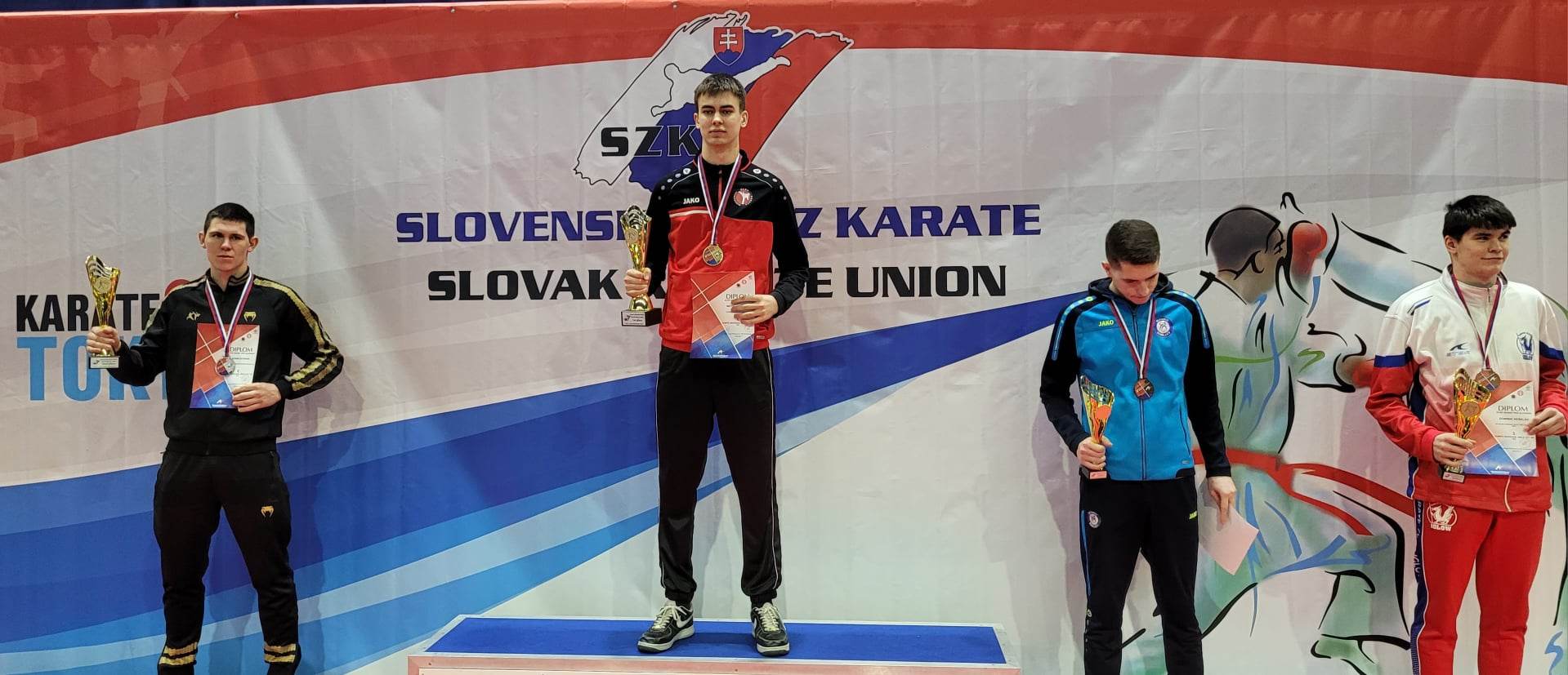 Zawodnik Pleszewskiego Klubu Karate na najwyższym stopniu podium, podczas 43. Grand Prix Slovakia Karate WKF w Bratysławie