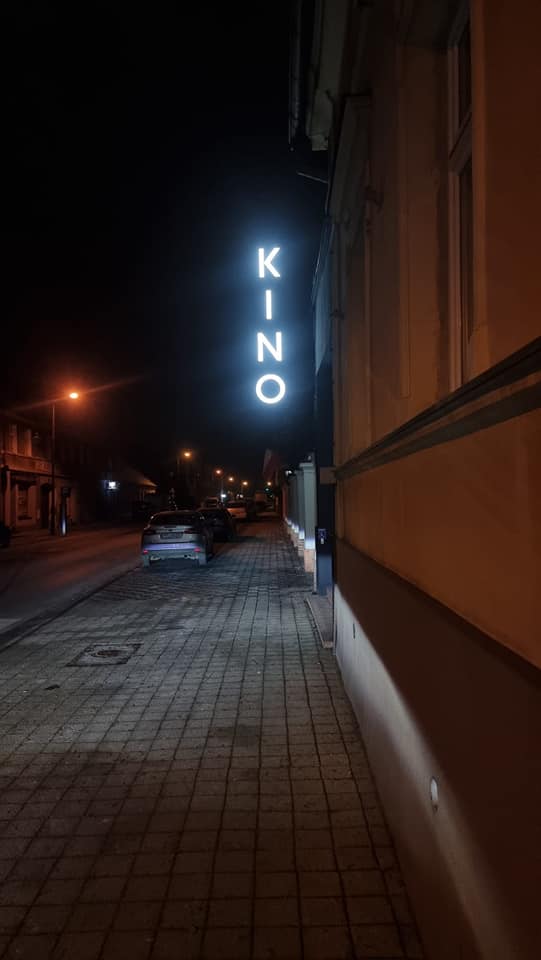 Oświetlony neon pleszewskiego kina Hel