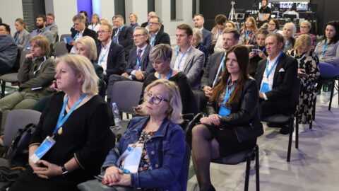 Uczestnicy konferencji "poza metropolią - aktywna polityka mieszkaniowa jako szansa na rozwój miast małych i średnich" odbywającej się w Zajezdni Kultury w Pleszewie.