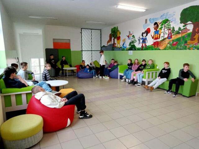 Uczniowie spędzający czas w strefie relaksu w szkole podstawowej w Pleszewie