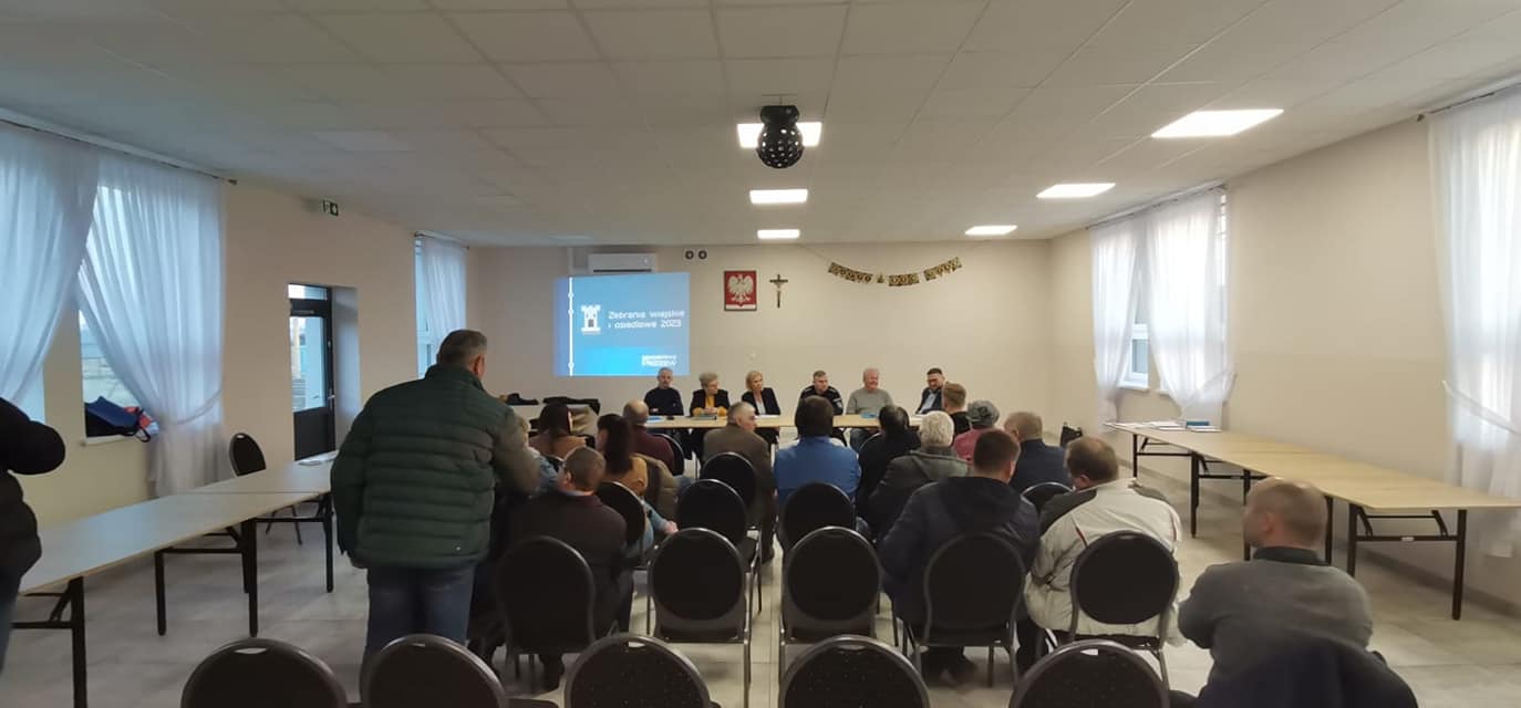 zebranie sołeckie w gminie Pleszew prowadzone przez przedstawicieli władz miasta i gminy.