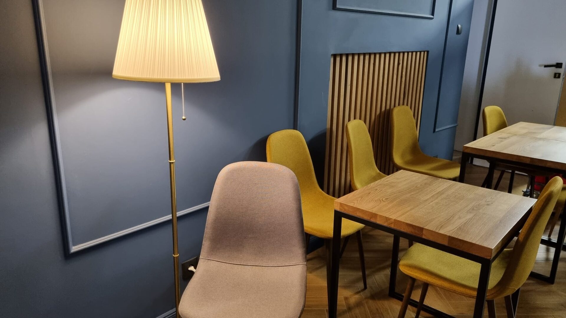 stoły i krzesła we wnętrzu nowej kawiarni w kinie Hel w Pleszewie.