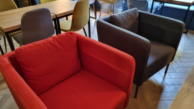 Fotele w nowej kawiarni w kinie Hel w Pleszewie.