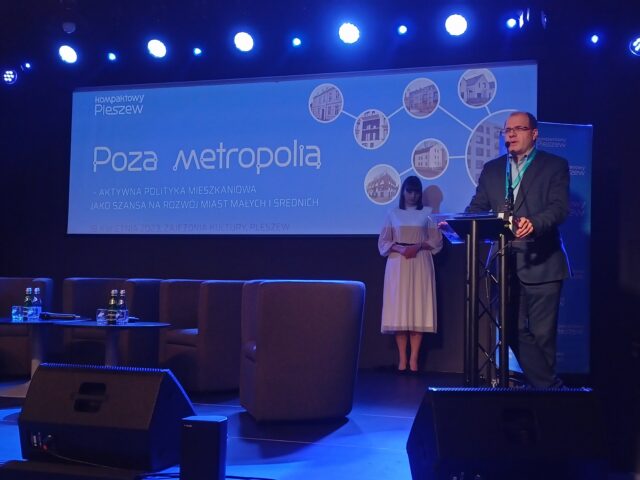 Powitanie gości na konferencji "Poza metropolią" organizowanej w Zajezdni Kultury w Pleszewie.