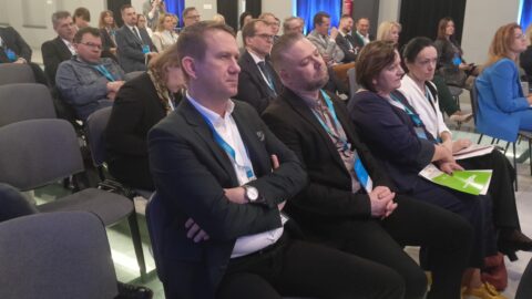 Uczestnicy konferencji "Poza metropolią" organizowanej w Zajezdni Kultury w Pleszewie