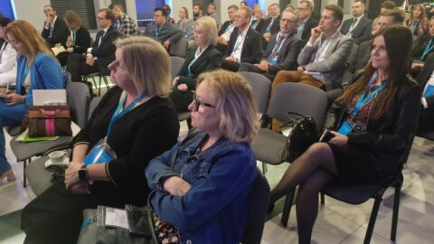 Uczestnicy konferencji "Poza metropolią" organizowanej w Zajezdni Kultury w Pleszewie