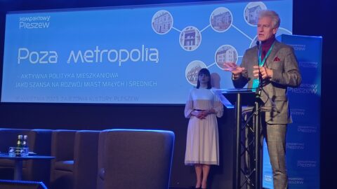 Powitanie gości na konferencji "Poza metropolią" organizowanej w Zajezdni Kultury w Pleszewie.