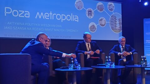 Prelegenci drugiej debaty konferencji Poza metropolią organizowanej w Zajezdni Kultury w Pleszewie.