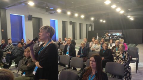 Dyskusja podczas drugiej debaty konferencji "Poza metropolią" organizowanej w Zajezdni Kultury w Pleszewie.