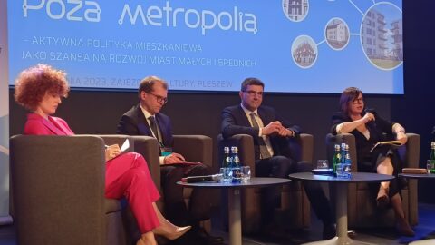 Prelegenci trzeciej debaty konferencji Poza metropolią organizowanej w Zajezdni Kultury w Pleszewie.