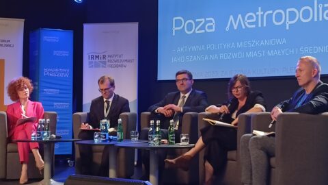 Prelegenci trzeciej debaty konferencji Poza metropolią organizowanej w Zajezdni Kultury w Pleszewie.