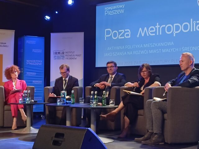 Prelegenci trzeciej debaty konferencji Poza metropolią organizowanej w Zajezdni Kultury w Pleszewie.