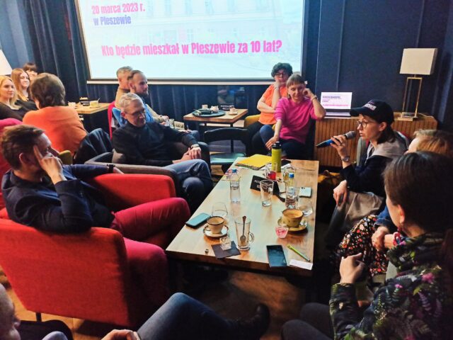 Rozmowa w Kawiarni Obywatelskiej zorganizowanej w ramach Tygodnia Aktywności Zawodowej w kawiarni pleszewskiego kina Hel.