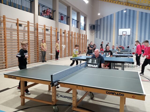 Rywalizacja podczas miejsko-gminnego turnieju tenisa stołowego OSP dla OSP z terenu Miasta i Gminy Pleszew odbywającego się w Taczanowie Drugim.