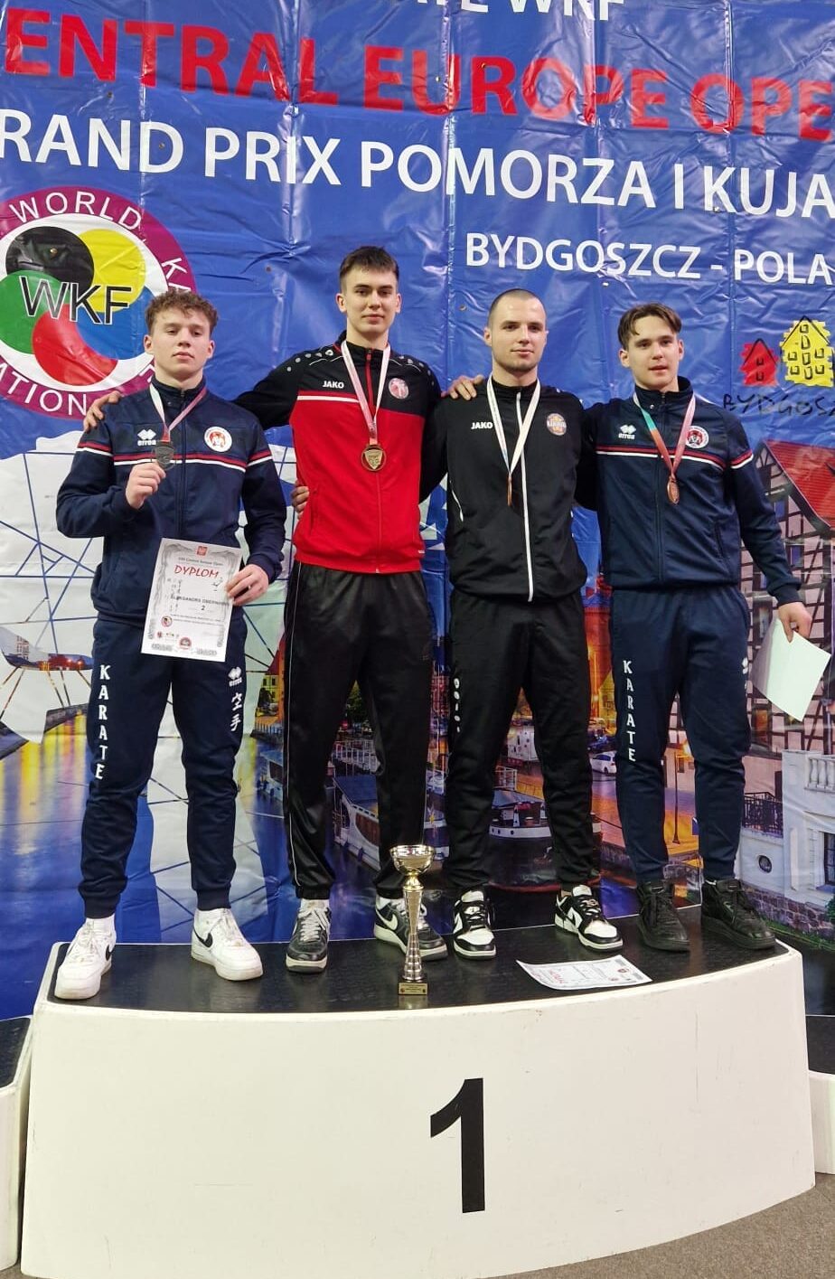 Zawodnik Pleszewskiego Klubu Karate na najwyższym stopniu podium podczas turnieju rankingowego Polskiej Unii Karate w Bydgoszczy.