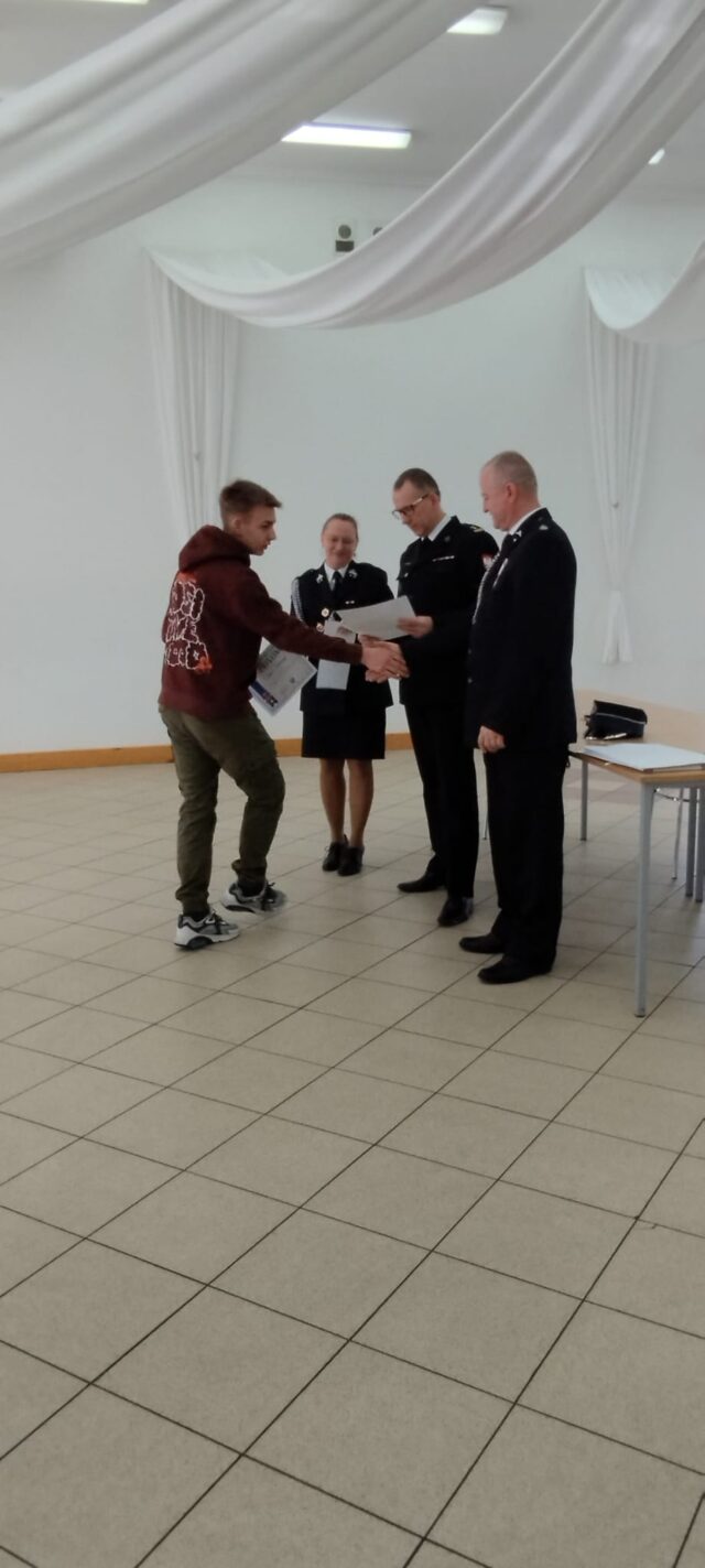 Wręczenie nagród w miejsko-gminnym konkursie wiedzy pożarniczej w OSP w Kowalewie.