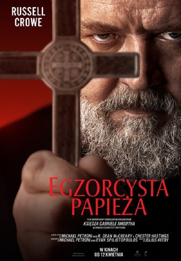 Plakat filmu Egzorcysta Papieża emitowanego w kinie Hel w Pleszewie.