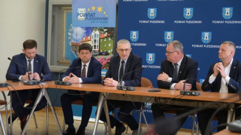 Zdjećie przedstawia uczestników konferencji prasowej organizowanej przez Starostwo Powiatowe w Pleszewie w sprawie utworzenia Związku Powiatowo-Gminnego, który zajmie się uruchomieniem nowej komunikacji publicznej.