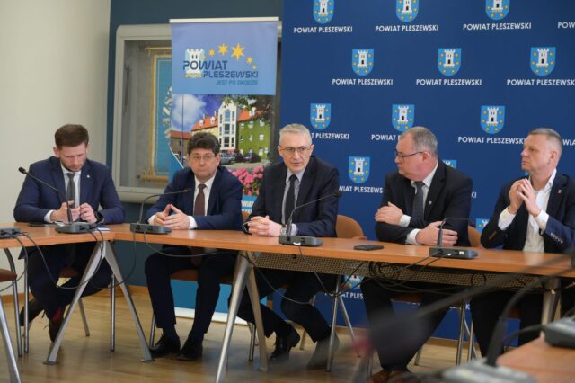 Zdjećie przedstawia uczestników konferencji prasowej organizowanej przez Starostwo Powiatowe w Pleszewie w sprawie utworzenia Związku Powiatowo-Gminnego, który zajmie się uruchomieniem nowej komunikacji publicznej.