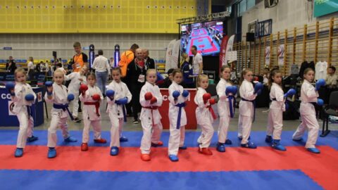Zdjęcie przedstawia młodych zawodników karate podczas turnieju rankingowego Central Poland Open Grand Prix Karate WKF w Pleszewie.
