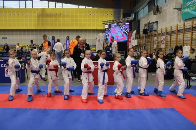 Zdjęcie przedstawia młodych zawodników karate podczas turnieju rankingowego Central Poland Open Grand Prix Karate WKF w Pleszewie.