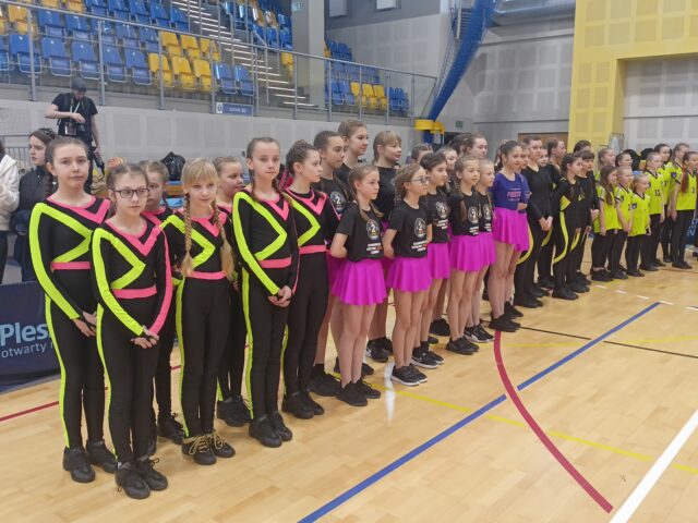 Zdjęcie przedstawia uczestników Mistrzostw Form Tanecznych Województwa Wielkopolskiego organizowanych w Hali Widowiskowo-Sportowej w Pleszewie