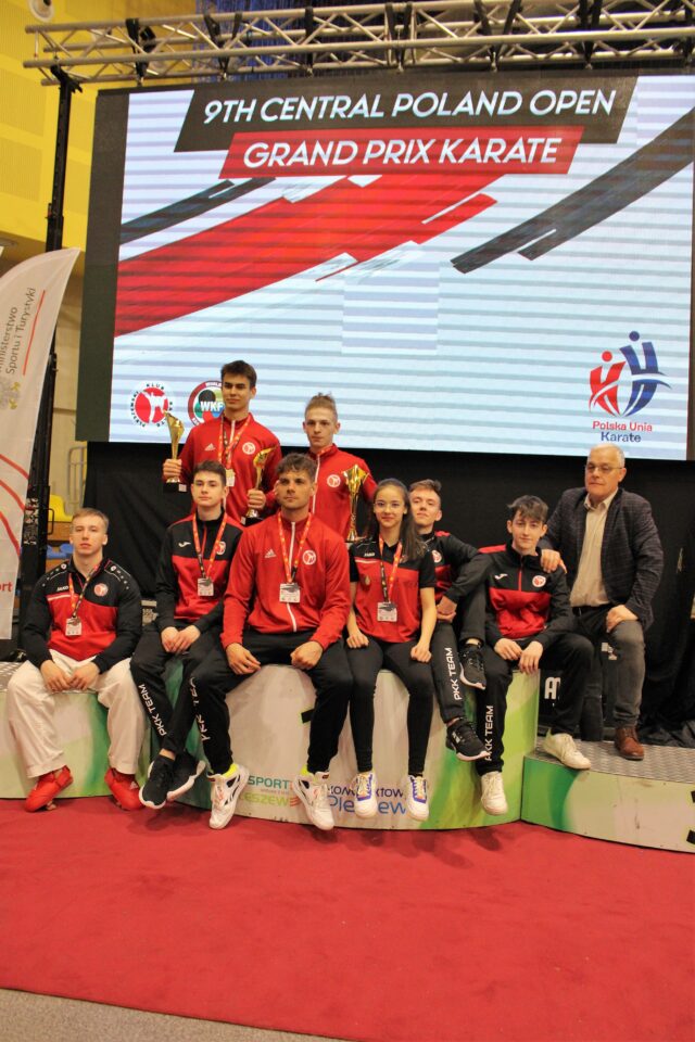 Zdjęcie przedstawia zawodników Pleszewskiego Klubu Karate podczas zawodów Central Poland OPen w Pleszewie wraz z prezesem i trenerem.