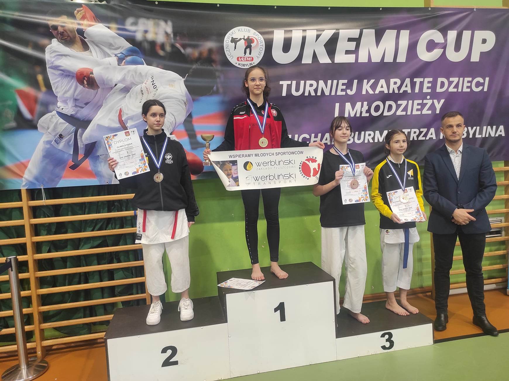Zawodniczka PKK Pleszew na podium turnieju karate w Kobylinie.