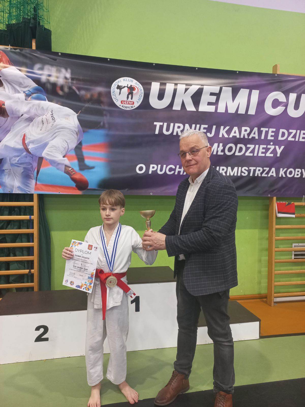 Zawodnik PKK Pleszew wraz z prezesem na turnieju karate w Kobylinie.