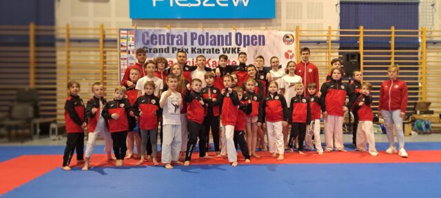 Zdjęcie przedstawia zawodników Pleszewskiego Klubu Karate podczas zawodów Central Poland Open Grand Prix Karate WKF w Pleszewie.