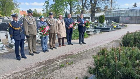 Składanie kwiatów na grobie ofiar pomordowanych przez hitlerowców w Narodowym Dniu Zwycięstwa.