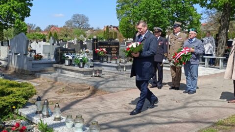 Zastępca Burmistrza MiG Pleszew składający kwiaty na grobie ofiar pomordowanych przez hitlerowców w Narodowym Dniu Zwycięstwa.