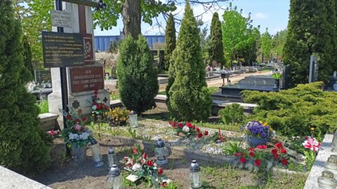 Złożone kwiaty na grobie ofiar pomordowanych przez hitlerowców z okazji Narodowego Dnia Zwycięstwa.