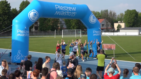 Okładka majowego wydania serwisu samorządowego Flesz PPL przedstawiająca biegaczy na bieżni Stadionu Miejskiego w Pleszewie podczas biegu sztafetowego z okazji jubileuszu 740-lecia miasta.