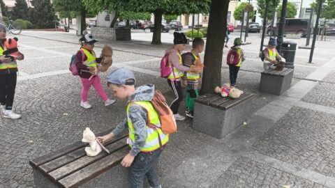 Dzieci z ZSP w Lenartowicach oraz Przedszkola w Grodzisku rozkładające misie podczas akcji #ZabierzMisia na pleszewskim Rynku zwracającej uwagę na przemoc wobec dzieci.