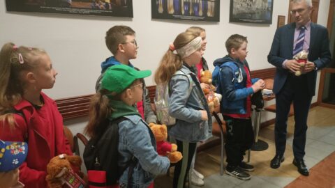 Dzieci z ZSP w Lenartowicach oraz Przedszkola w Grodzisku odwiedzające Ratusz podczas akcji #ZabierzMisia na pleszewskim Rynku zwracającej uwagę na przemoc wobec dzieci.