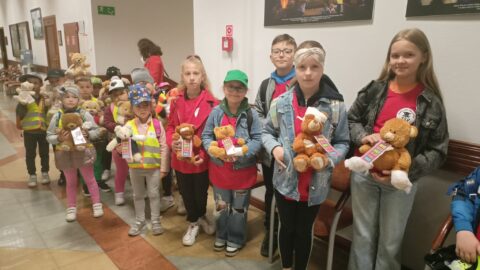Dzieci z ZSP w Lenartowicach oraz Przedszkola w Grodzisku odwiedzające Ratusz podczas akcji #ZabierzMisia na pleszewskim Rynku zwracającej uwagę na przemoc wobec dzieci.