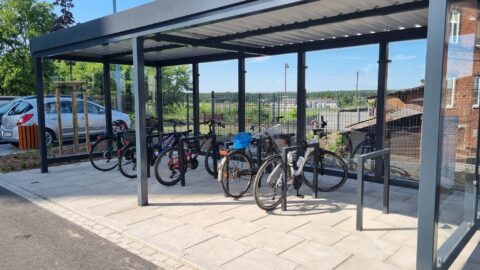 zadaszona wiata rowerowa na nowym parkingu przy stacji kolejowej PKP w Kowalewie.
